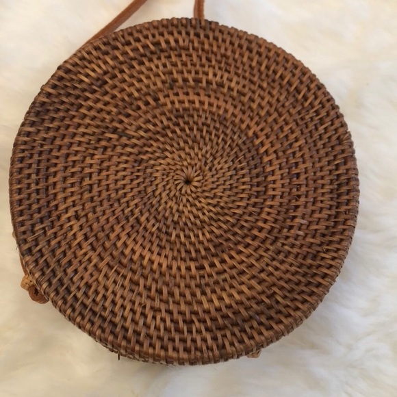 Brand new-Round rattan purse with leather strap. - Picture 3 of 8